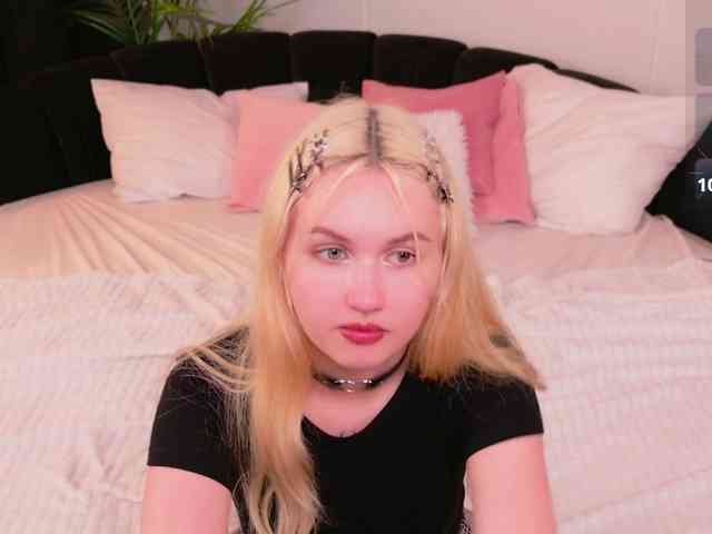 LillyEyess webcam