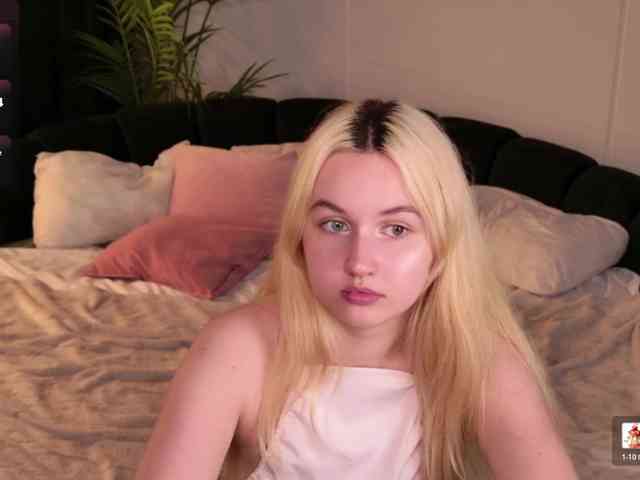 LillyEyess webcam