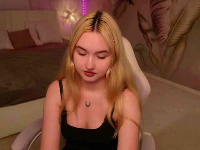 LillyEyess webcam