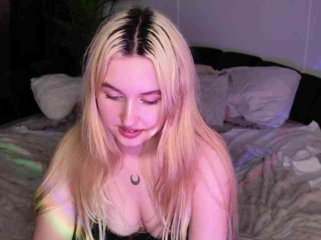 LillyEyess webcam