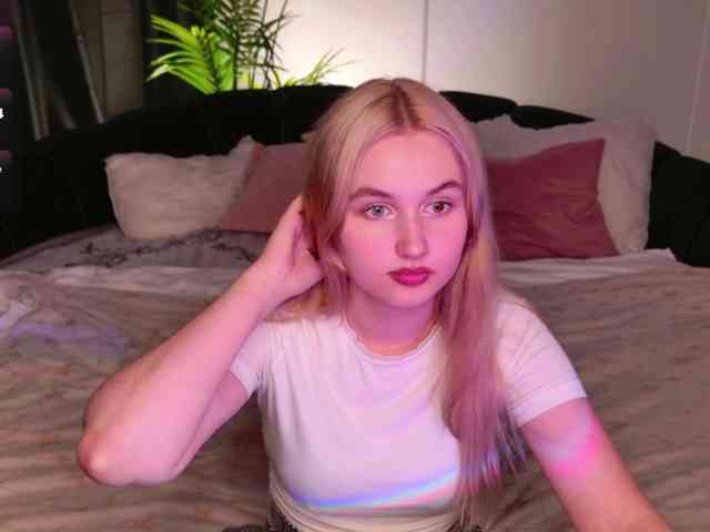 LillyEyess webcam