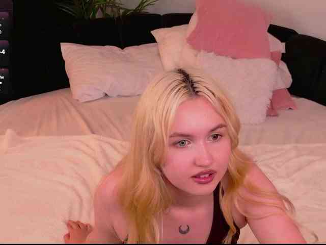 LillyEyess webcam