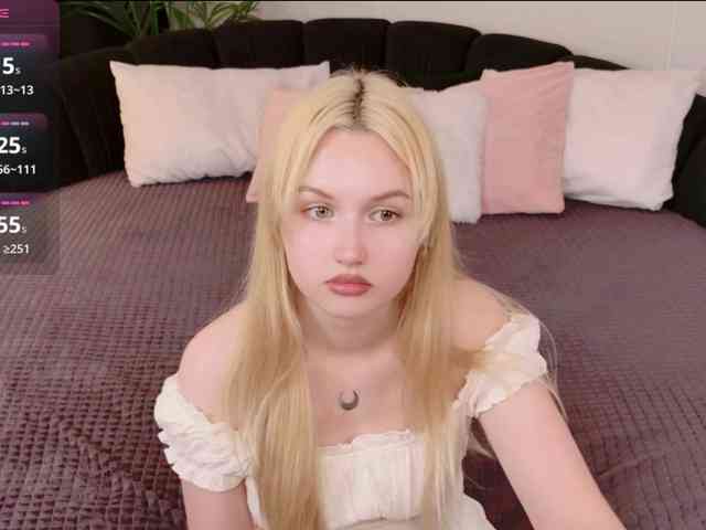 LillyEyess webcam