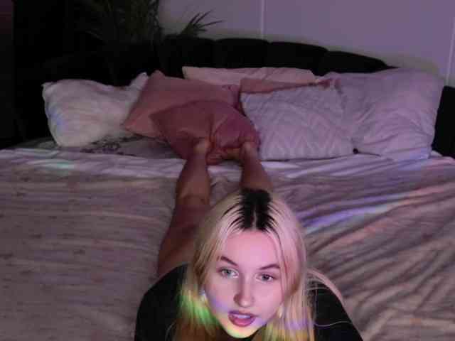 LillyEyess webcam