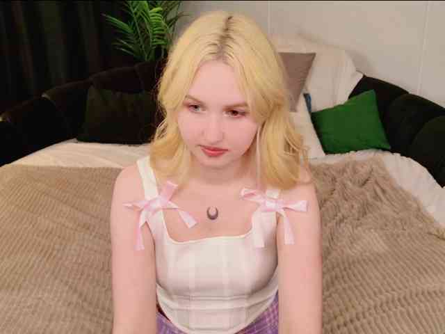 LillyEyess webcam