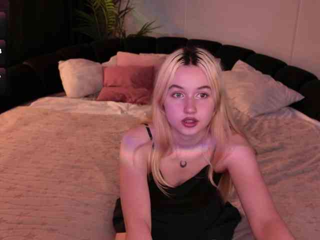 LillyEyess webcam