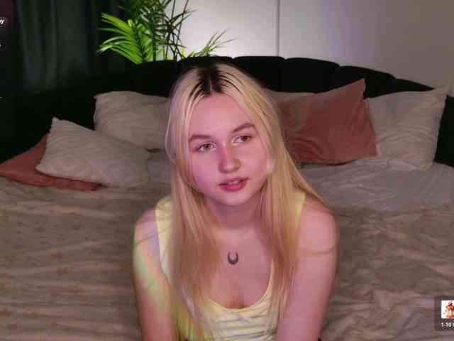 LillyEyess webcam