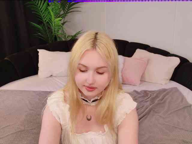 LillyEyess webcam