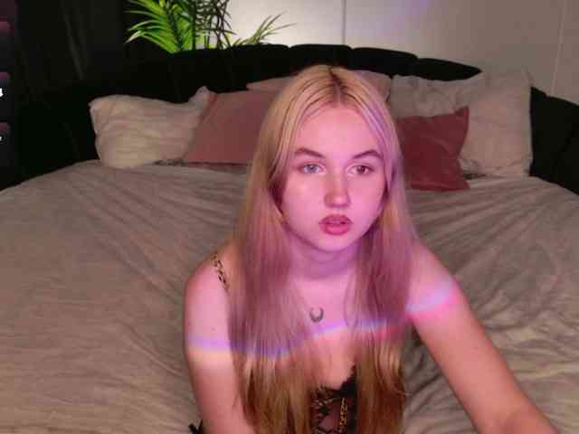 LillyEyess — live female cam on BongaCams