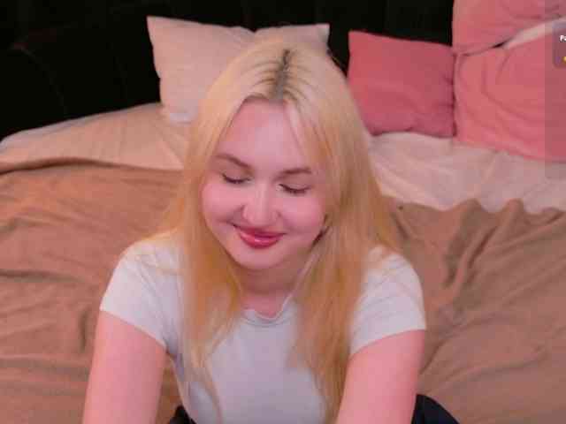 LillyEyess webcam