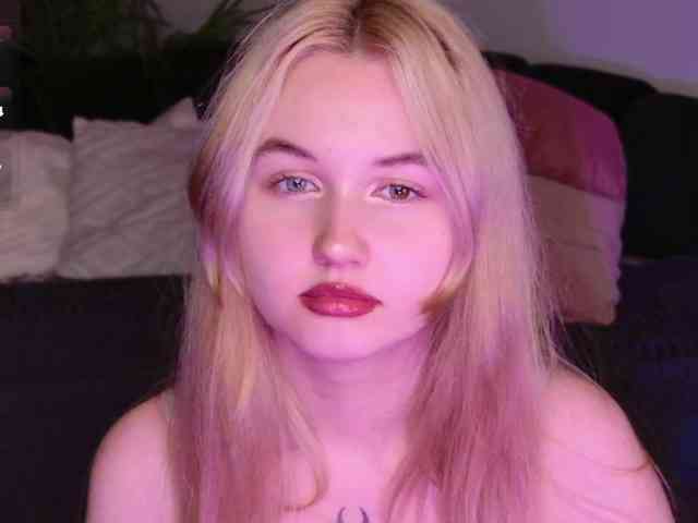 LillyEyess webcam