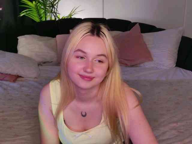 LillyEyess webcam