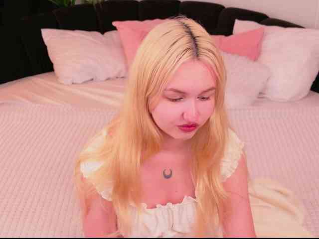 LillyEyess webcam