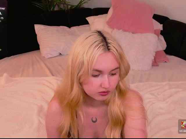 LillyEyess webcam