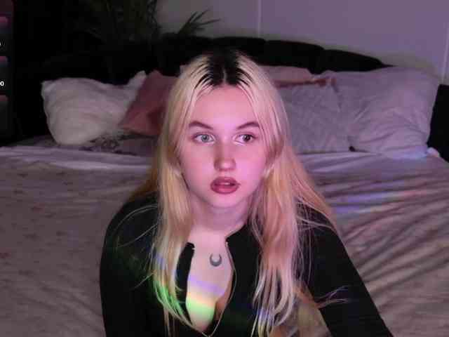 LillyEyess webcam