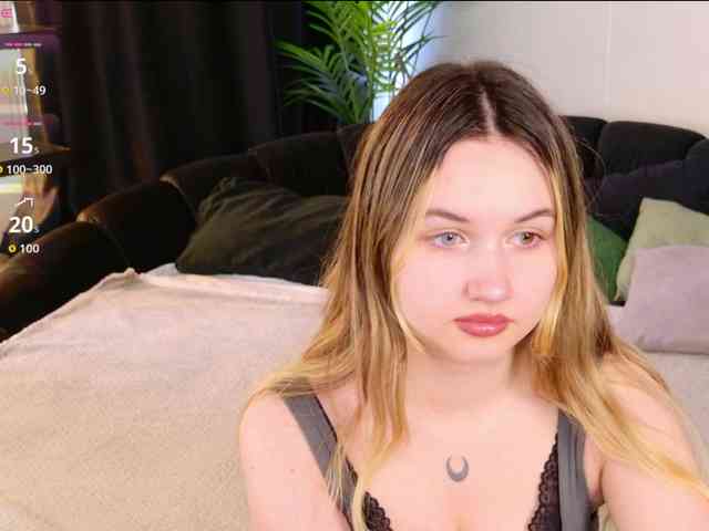 LillyEyess webcam