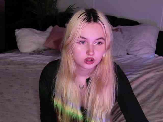 LillyEyess webcam