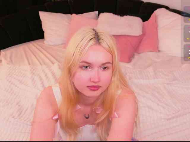 LillyEyess webcam