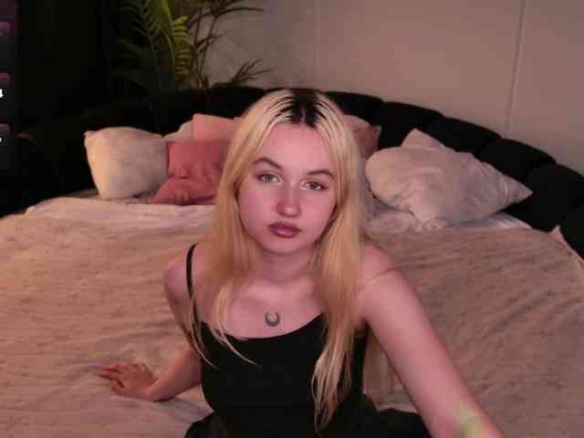 LillyEyess webcam