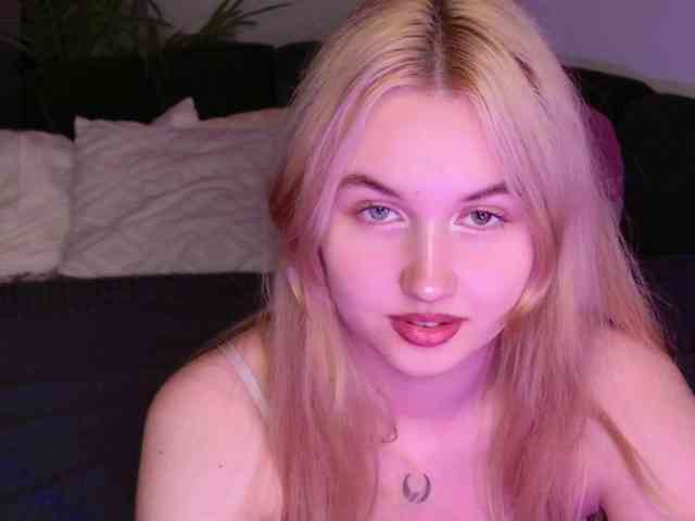 LillyEyess webcam