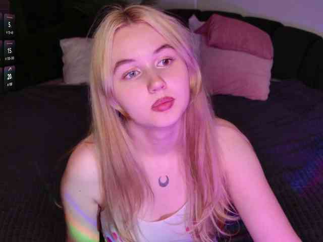 LillyEyess webcam