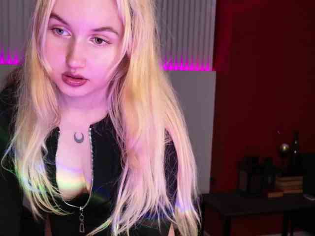 LillyEyess webcam