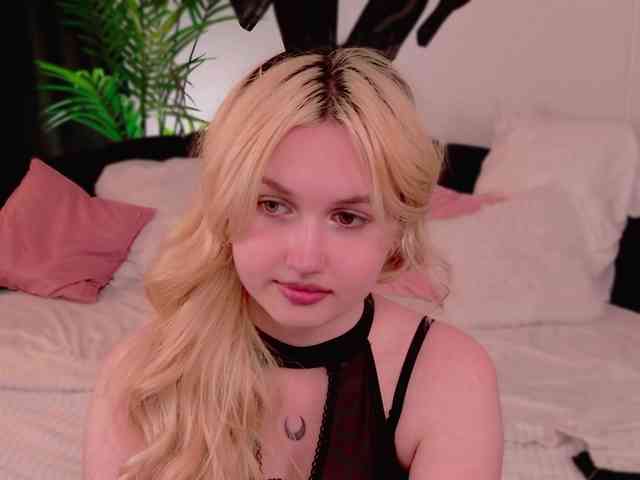 LillyEyess webcam