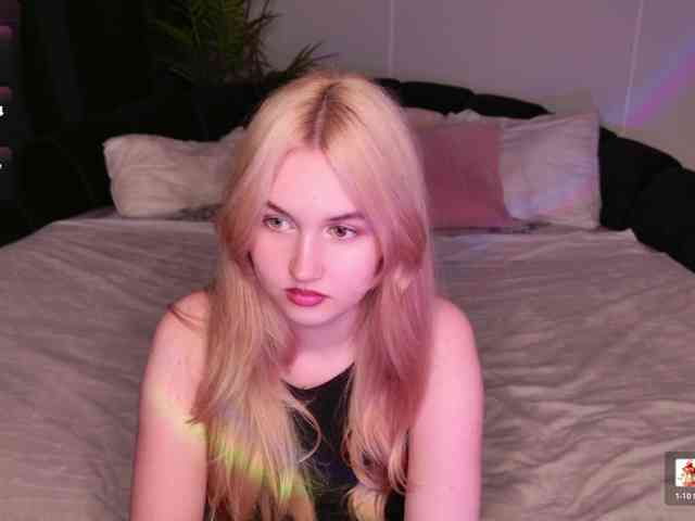 LillyEyess webcam
