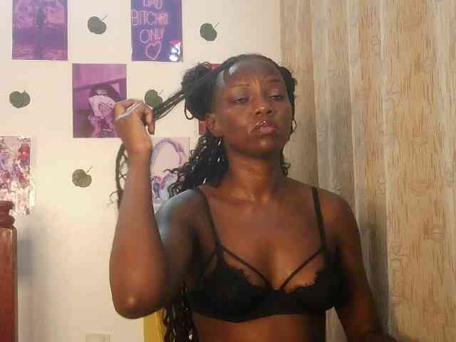 SassyPhoenix webcam