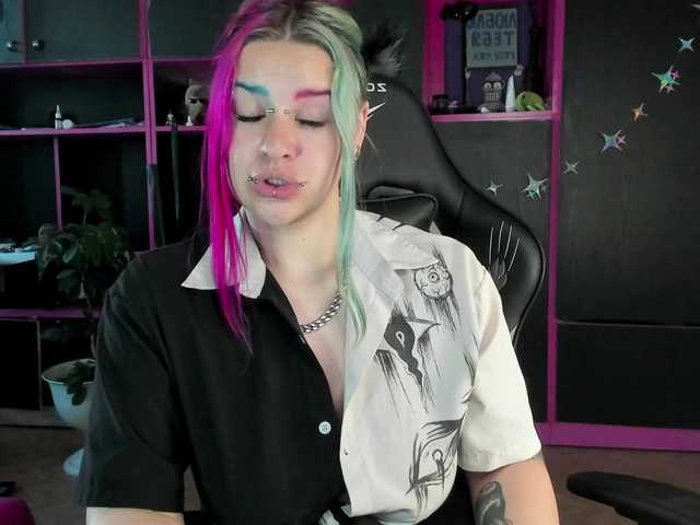 Neon-Baddie live cam on BongaCams