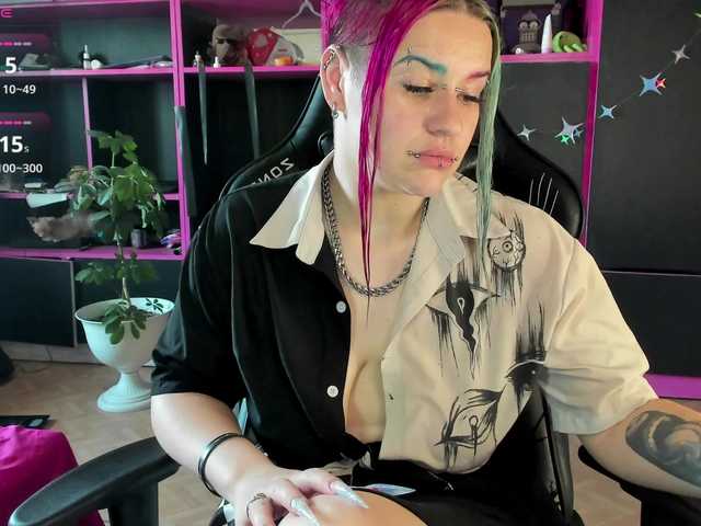 Neon-Baddie live cam on BongaCams