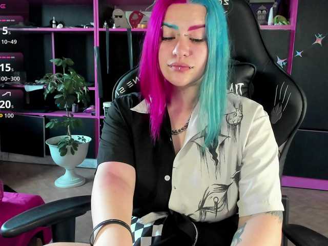 Neon-Baddie live cam on BongaCams