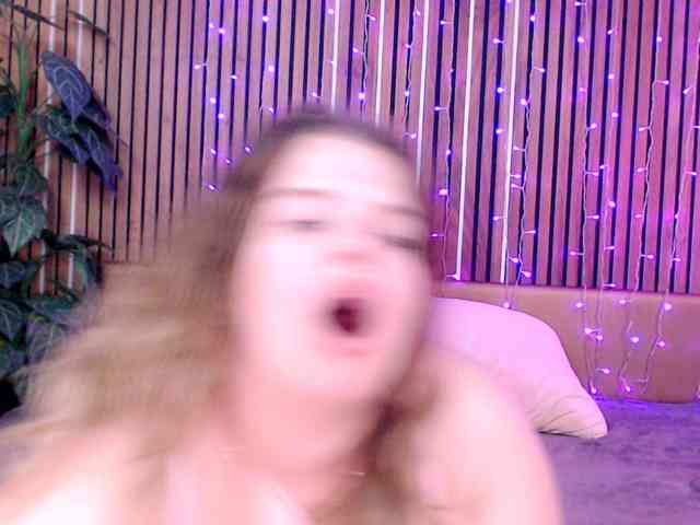 LittleNicolee webcam