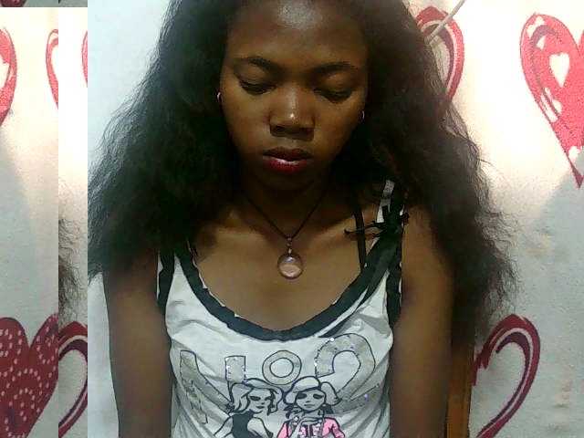 le modèle Santatriniaina est en webcam porno dans un show sur le site bongacams, il possède les tags suivants: Ebony,Brunette,Trimmed