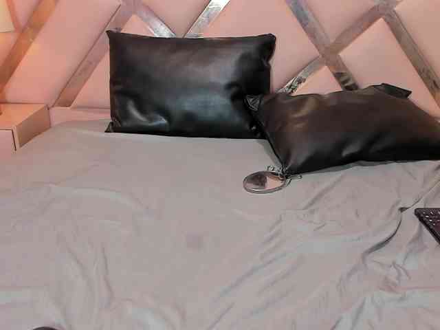 NicolSanders webcam