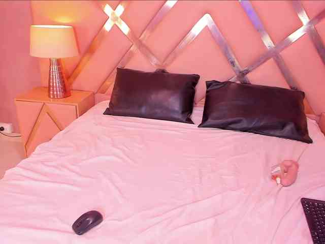 NicolSanders webcam