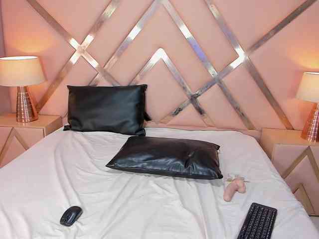 NicolSanders webcam