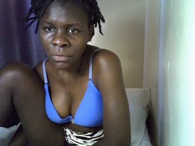 Queenbeea live cam on BongaCams