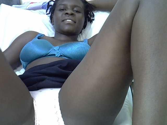Queenbeea live cam on BongaCams