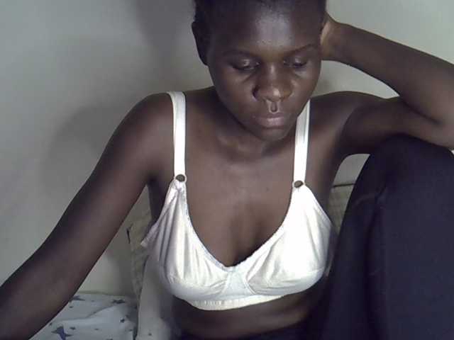 Queenbeea live cam on BongaCams