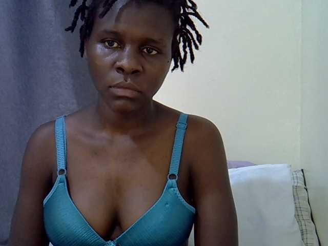 Queenbeea live cam on BongaCams