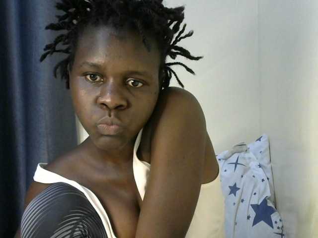 Queenbeea live cam on BongaCams
