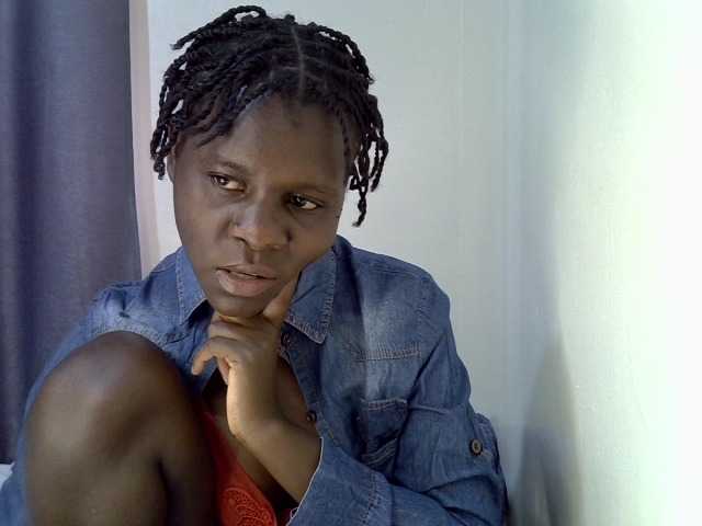 Queenbeea live cam on BongaCams