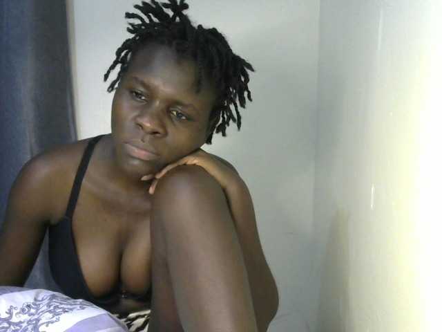 Queenbeea live cam on BongaCams