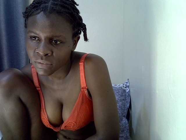 Queenbeea live cam on BongaCams