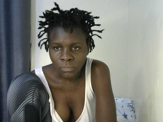 Queenbeea live cam on BongaCams