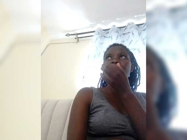 Queenbeea's BongaCams show and profile