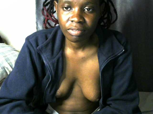 Queenbeea live cam on BongaCams