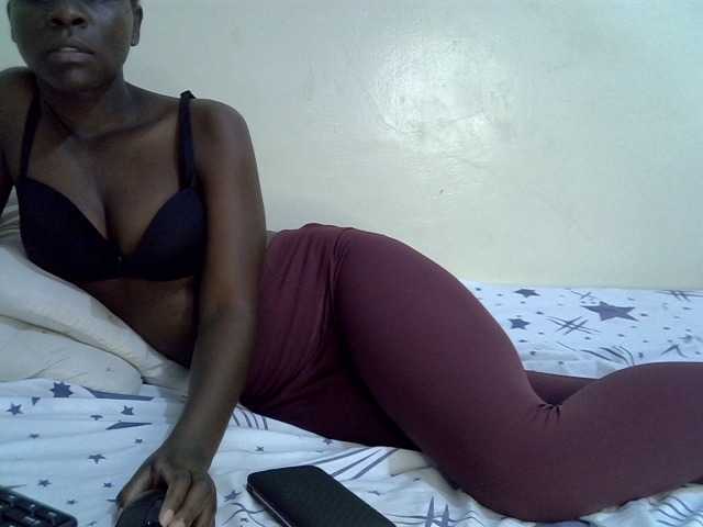 Queenbeea live cam on BongaCams