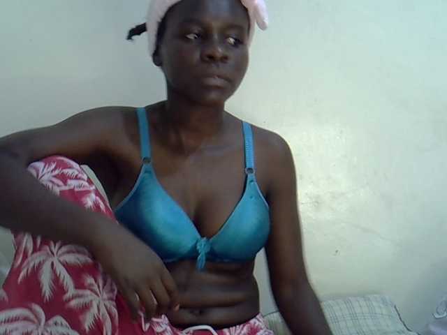 Queenbeea live cam on BongaCams